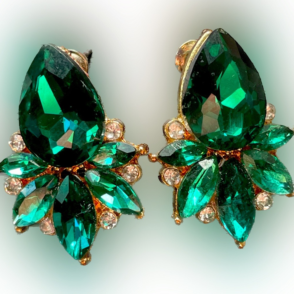 Retro style emerald green jewel and rhinestone earrings NWOT
